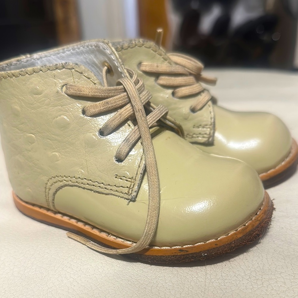 Nude lace-up leather hard bottom walking shoes 4.5